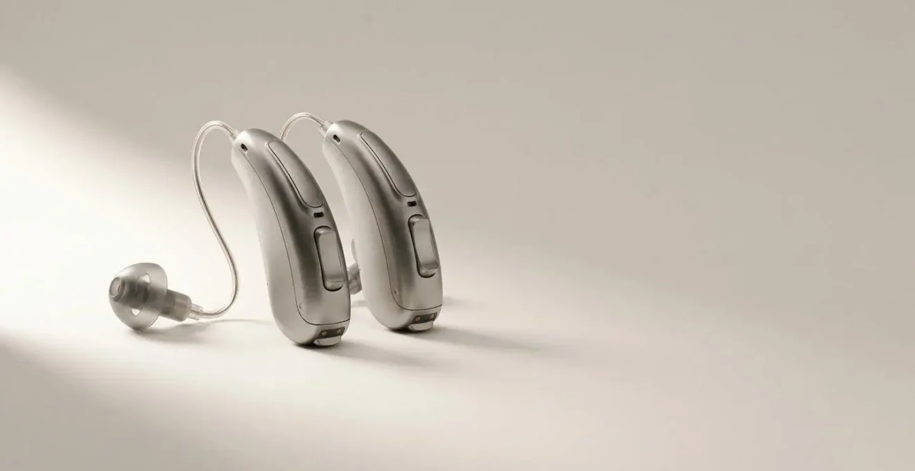 Appareils auditifs modernes avec connectivité Bluetooth transformés en écouteurs sans fil pour smartphone