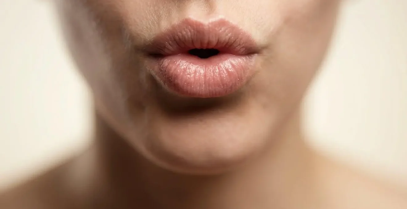 Gros plan sur la bouche d'une personne articulant distinctement des phonèmes français