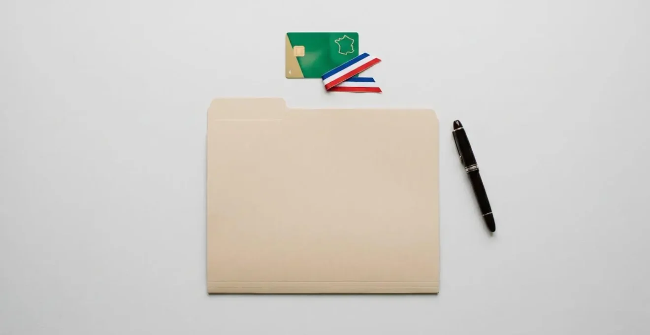 Représentation symbolique du parcours de remboursement d'un appareil auditif avec documents administratifs sur un bureau