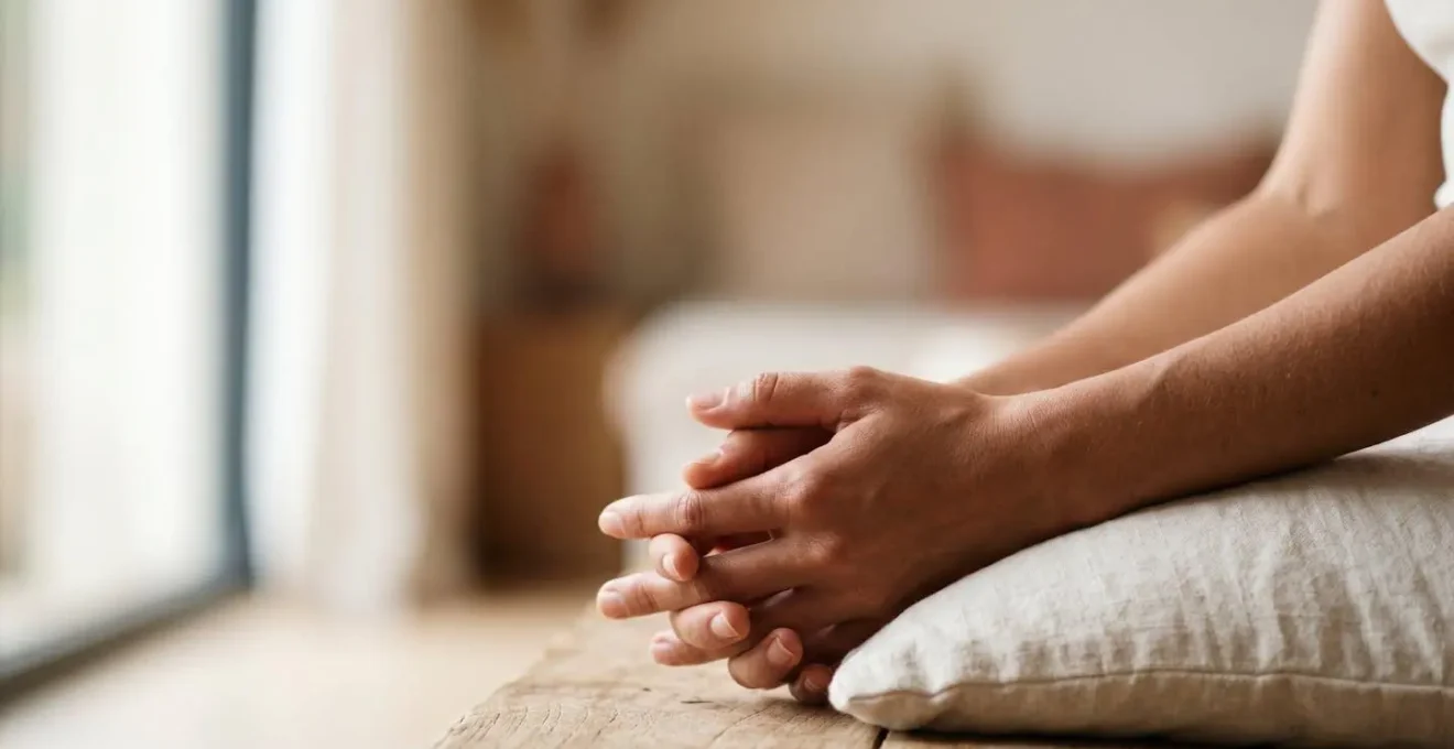 Moment de sérénité et de méditation évoquant l'apaisement mental dans la gestion du stress lié aux acouphènes