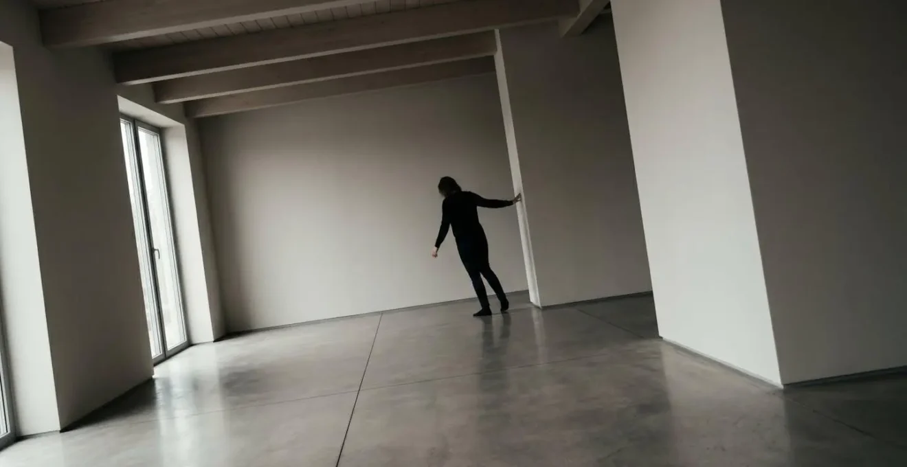 Évocation visuelle de la désorientation et du déséquilibre lors d'une crise vertigineuse